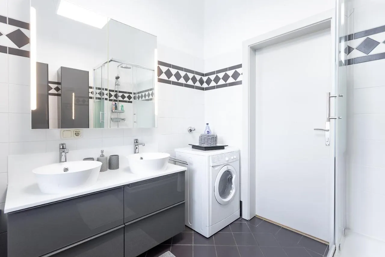 Central And Chic - The Big One Apartment Vienna