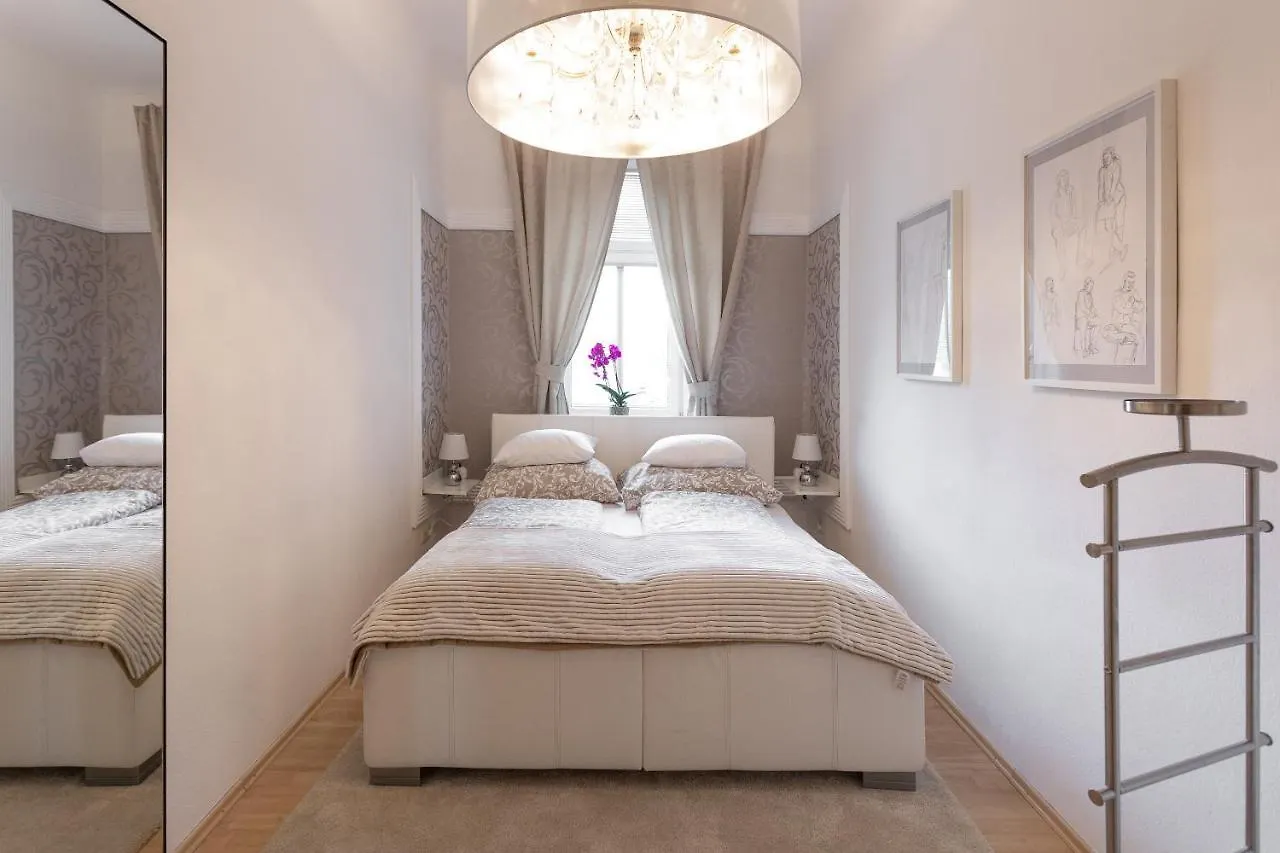 Central And Chic - The Big One Apartment Vienna